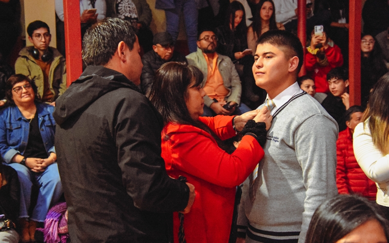 Generación 2025: Cambio de corbatas y entrega de insignias