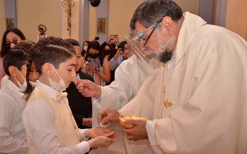 Niños y jóvenes recibieron el sacramento del Bautismo y Primera Comunión