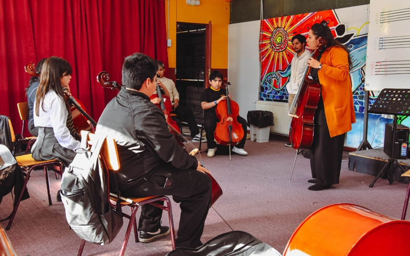Violonchelista Constanza Alvear brinda clases magistrales a estudiantes de la OSIS del LSMF