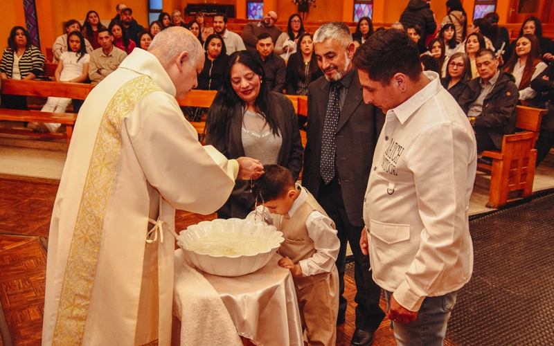 Fe que se celebra en comunidad: nuevos bautizados en nuestra Casa Salesiana