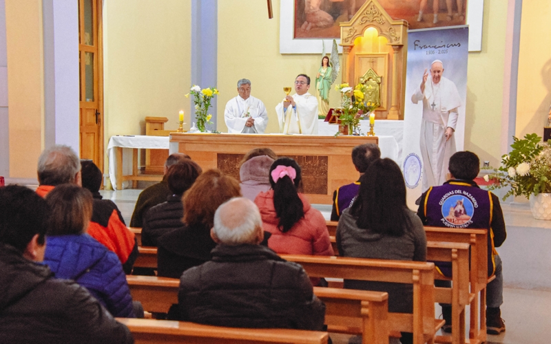 Comunidad natalina se une en oración tras el fallecimiento del Papa Francisco