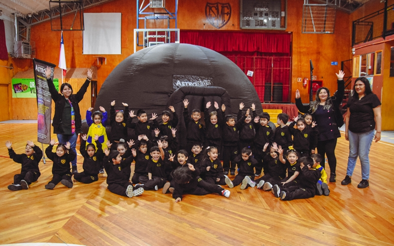Estudiantes se sumergen en el universo con el Planetario Móvil &quot;Astrokidz&quot;