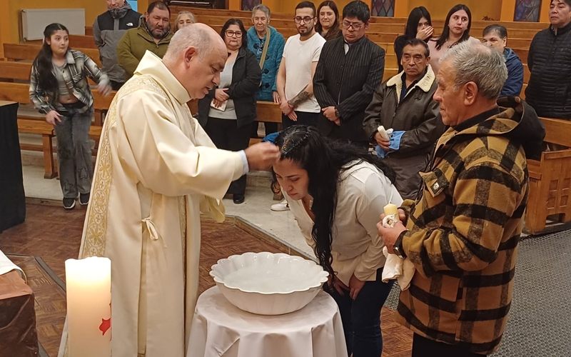 Una nueva etapa de fe: adultos reciben el bautismo en el Templo Don Bosco