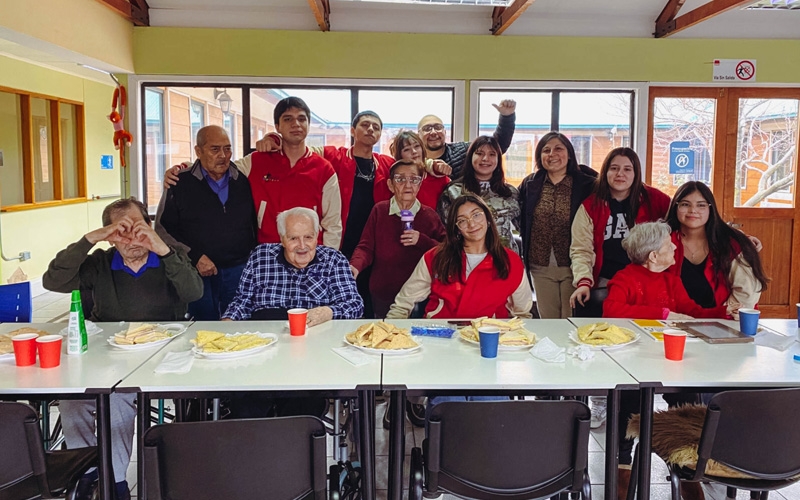 J&oacute;venes Salesianos llevan calor, alegr&iacute;a y esperanza a la comunidad
